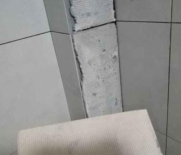 殷都瓷砖空鼓维修公司分享下厨房瓷砖脱落的补救措施。